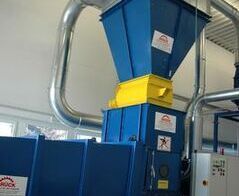 Absaug- und Entsorgungsanlage in einem Druckzentrum / Extraction and waste disposal system of a printing plant