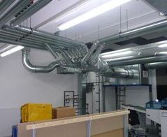 Absaug- und Entsorgungsanlage in einer Datenverarbeitung / Extraction and waste disposal system of a data processing center