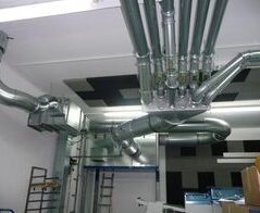 Absaug- und Entsorgungsanlage in einer Datenverarbeitung / Extraction and waste disposal system of a data processing center