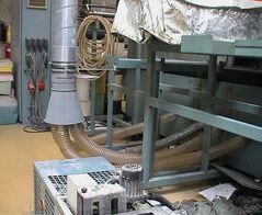 Absaug- und Entsorgungsanlage für Papier und Konfetti mit angeschlossenem Presscontainer / Extraction and waste disposal system for paper and confetti with an included press