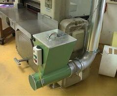 Absaug- und Entsorgungsanlage für Papier und Konfetti mit angeschlossenem Presscontainer / Extraction and waste disposal system for paper and confetti with an included press