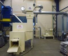 Absauganlage mit Schredder und Ballenpresse / Extraction system with disintegrator and baler