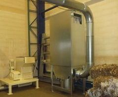 Absauganlage mit Schredder und Ballenpresse / Extraction system with disintegrator and baler