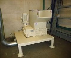 Absauganlage mit Schredder und Ballenpresse / Extraction system with disintegrator and baler