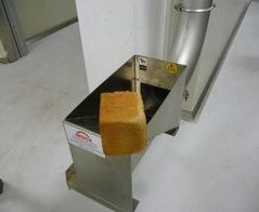 Absaug- und Entsorgungsanlage für Brotabschnitte / Extraction and waste disposal system for end plates