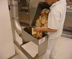 Absaug- und Entsorgungsanlage für Brotabschnitte / Extraction and waste disposal system for end plates