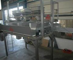 Absauganlage für Endscheiben an 11 Slicern mit Wiege und Fördereinrichtung / Extraction system for end plates at 11 slicers with cradle and conveyor