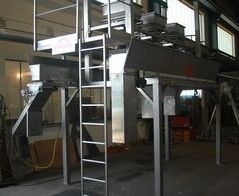 Absauganlage für Endscheiben an 11 Slicern mit Wiege und Fördereinrichtung / Extraction system for end plates at 11 slicers with cradle and conveyor