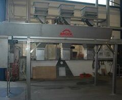 Absauganlage für Endscheiben an 11 Slicern mit Wiege und Fördereinrichtung / Extraction system for end plates at 11 slicers with cradle and conveyor