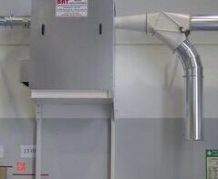 Absaug- und Entsorgungsanlage für Randstreifen mit zwei vollautomatischen Verdichtungsanlagen / Extraction system for edge strip incl. two press plants