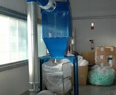 Randstreifenabsauganlage mit Gitterabscheider für Filtermaterial / Extraction system for edge strip with performed metal plate for filter material