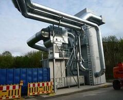 Absaug- und Entsorgungsanlage für Kunststoffabfälle / Extraction and waste disposal system for plastic