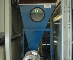 Absaug - und Entsorgungsanlage an einer Stanzmaschine für Kartonagen / Suction and disposal system to a punching machine for cardboard