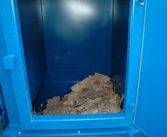 Absaug- und Entsorgungsanlage für Kartons mit Kartonagenschredder / Extraction and disposal facility for cartons with cardboard shredder