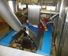 Extraction system for films on a bun unpacking