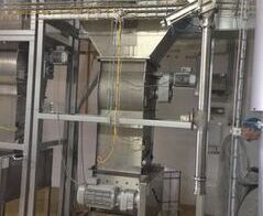 Extraction system for bread and toast end plates on cutting machines