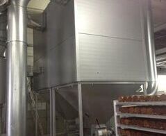 Extraction system for bread and toast end plates on cutting machines