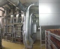 Extraction system for bread and toast end plates on cutting machines