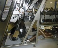 Extraction system for end plates at 11 slicers with cradle and conveyor