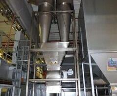 Extraction system for end plates on slicer and bread rolls with separate vacuum system