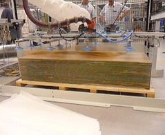 Extraction system for glass paper layers in the photovoltaic production