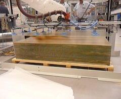 Extraction system for glass paper layers in the photovoltaic production