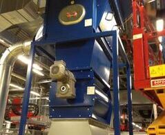 Extraction system for foil liners in photovoltaics production